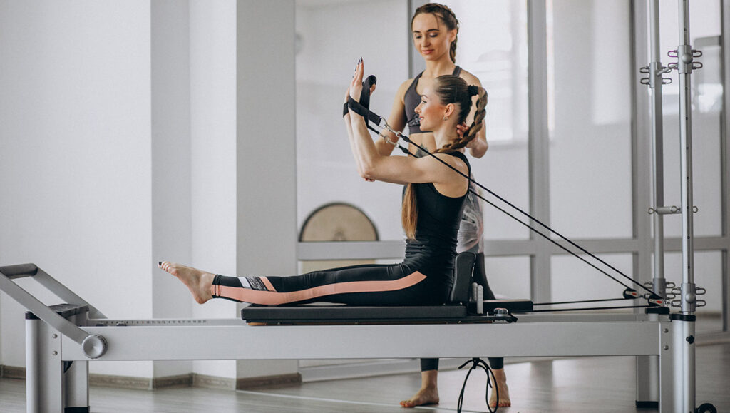 Nuestra disciplina te ayuda a combatir los problemas derivados de una mala postura continuada. ¡Hoy hablamos de Pilates para combatir las contracturas!